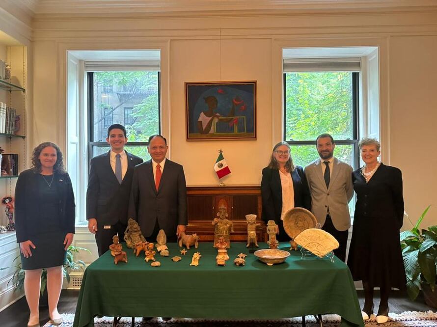 El cónsul Jorge Islas López y el presidente de la Universidad Colgate, Brian W. Casey, encabezaron la ceremonia de restitución