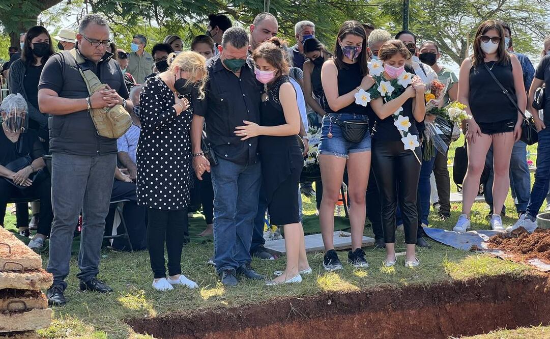 "Te vas como campeón, eres un campeón", expresó en medio del llanto Ana Lucía, madre del actor fallecido el viernes. 
