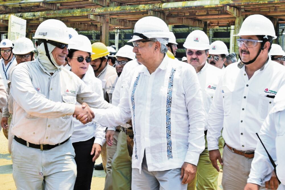El presidente Andrés Manuel López Obrador recorrió el puerto de Salinas Cruz. / ESPECIAL