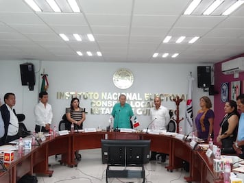 Guardan minuto de silencio por precandidatas asesinadas en Chilapa