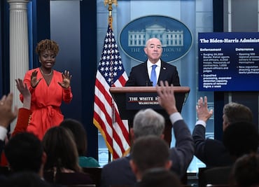 Caen 50% cruces de migrantes en la frontera de EU con México tras el fin del Título 42: Mayorkas