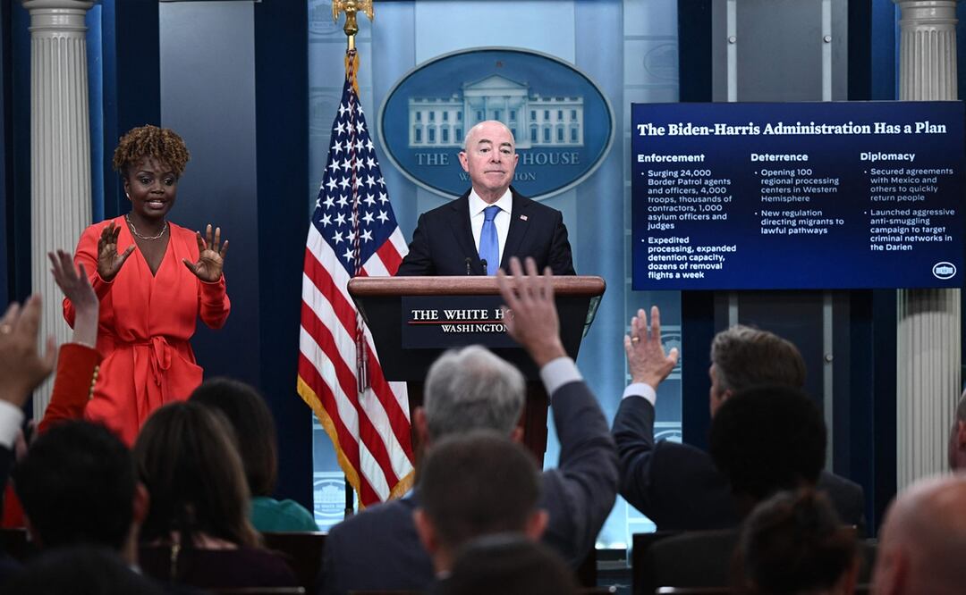 La Secretaria de Prensa de la Casa Blanca, Karine Jean-Pierre, y el Secretario de Seguridad Nacional, Alejandro Mayorkas. Foto: AFP