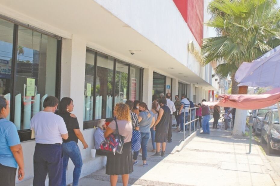 Desesperados: forman largas filas en casas de empeño