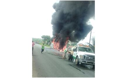 Huyen migrantes tras incendio de camión en Chiapas