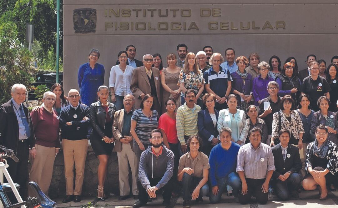 Todos los integrantes del IFC, delante de las instalaciones de este instituto, en Ciudad Universitaria. Foto: de Instituto de Fisiología Celular