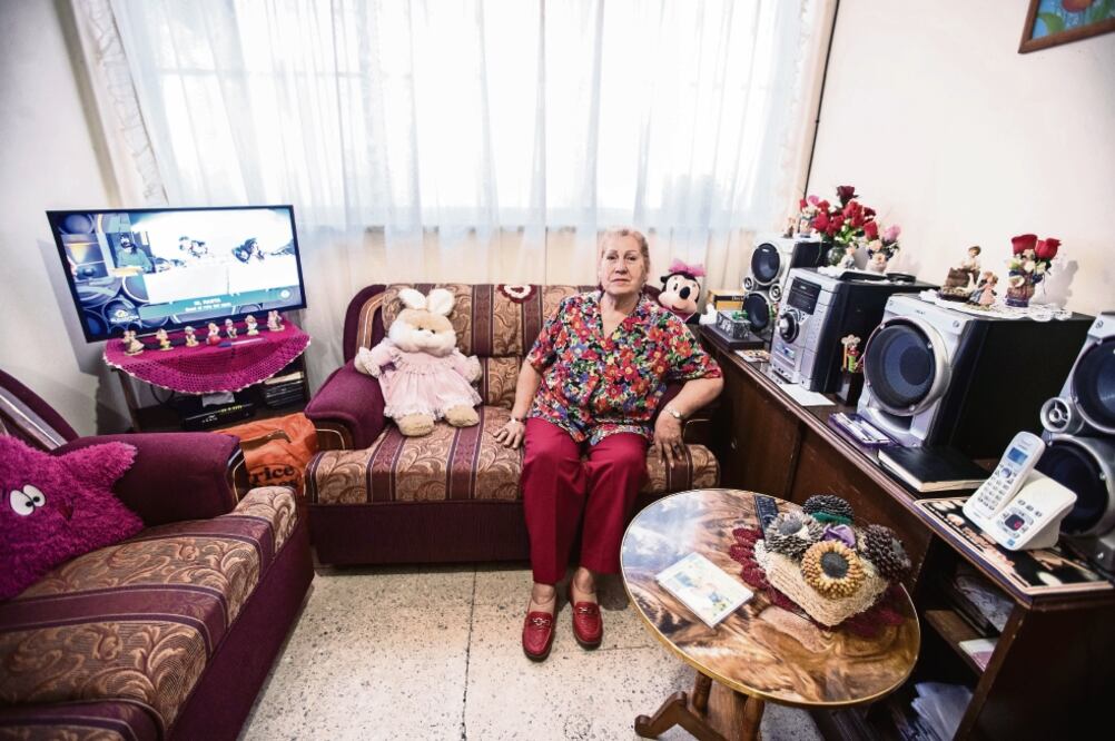 Áurea Delgado Flores vive sola desde hace 27 años en su departamento de Tlatelolco. Tiene 22 bisnietos, pero disfruta de su independencia. Foto: GERMÁN ESPINOSA. EL UNIVERSAL