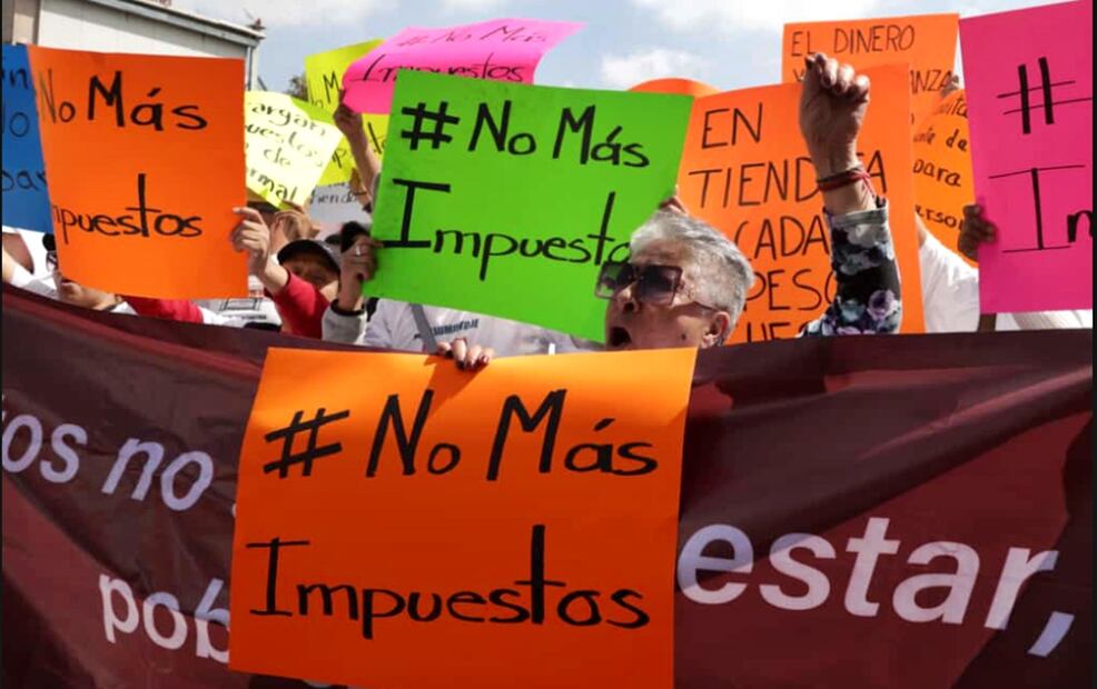 Comerciantes de la ANPEC se manifestaron contra el aumento del IEPS a bebidas azucaradas y cigarros afuera de la Cámara de Diputados en la Ciudad de México. Foto: Carlos Mejía/EL UNIVERSAL