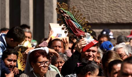 FOTOS: En el primer día del año, miles de personas acuden a la Basílica de Guadalupe a bendecir imágenes, veladoras y otros amuletos
