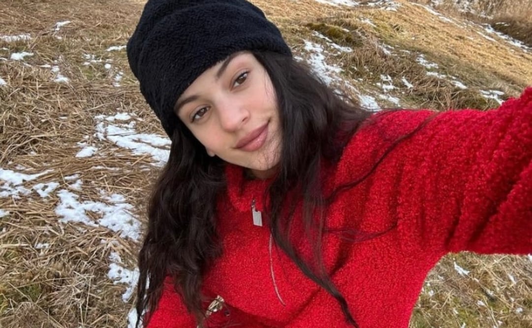 Rosalía demuestra que el uso de minifaldas no está peleado con el invierno y da lecciones de estilo para combinar esta prenda. Foto: Instagram @rosalia.vt