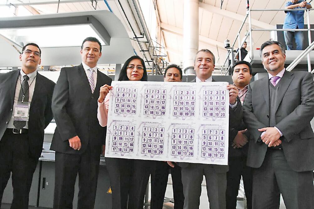 En el arranque de la impresión de la papelería estuvieron presentes funcionarios del Instituto Electoral de la Ciudad de México y representantes de los partidos en los Talleres Gráficos de México. (IECM)