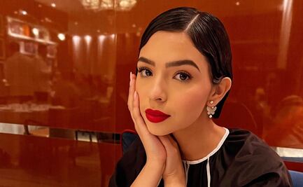 Ángela Aguilar impone tendencia con uñas cortas en color azul