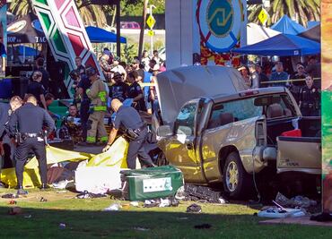 Camioneta cae de puente y mata a 4 en San Diego