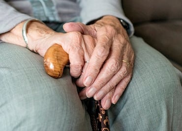 Mujer agarra a escobazos a su padre en Tamaulipas; investigan caso autoridades