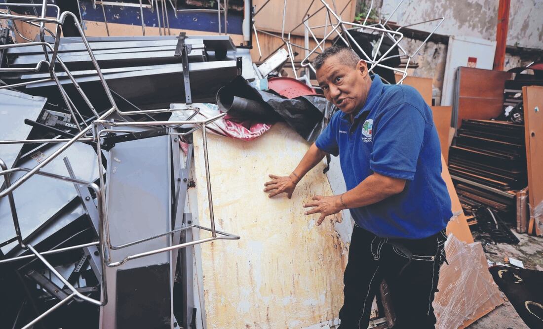 El topo Humberto Estrada enseña a la gente a cómo remover escombros para sacar personas y penetrar los muros. Foto: de DIEGO SIMÓN. EL UNIVERSAL