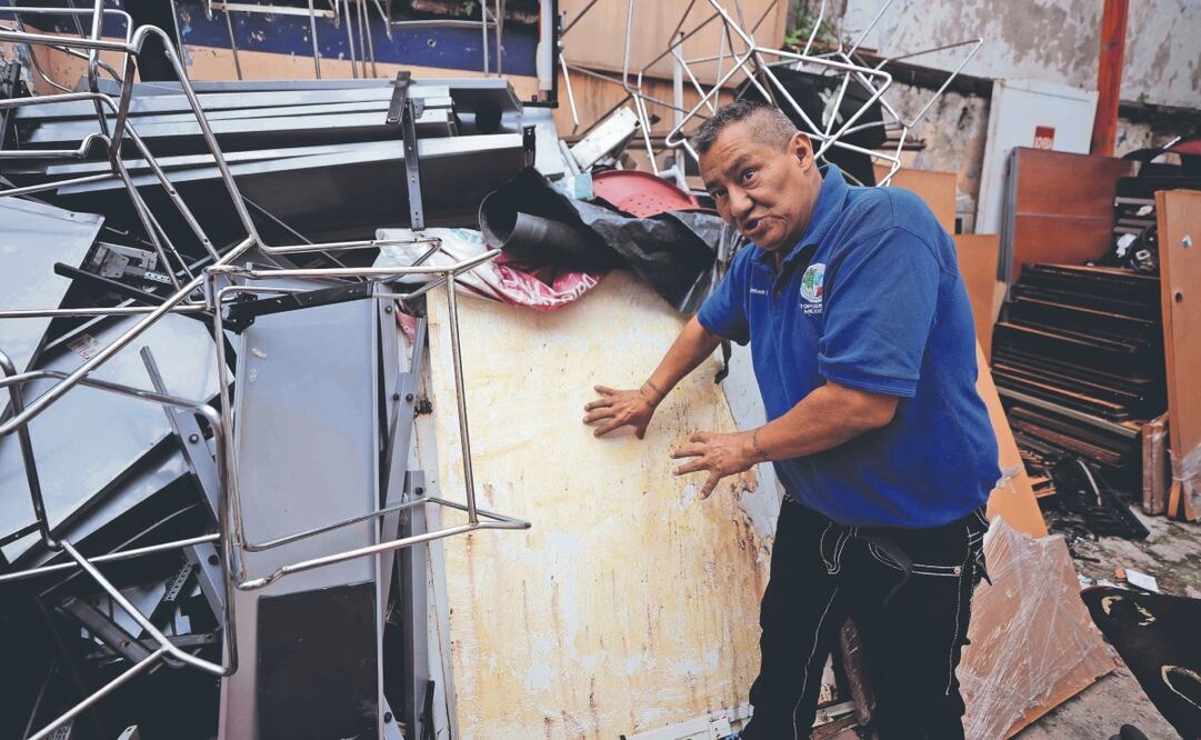 El topo Humberto Estrada enseña a la gente a cómo remover escombros para sacar personas y penetrar los muros. Foto: de DIEGO SIMÓN. EL UNIVERSAL
