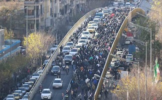 Las movilizaciones crecen en todo Irán; un corte de internet busca contener las protestas