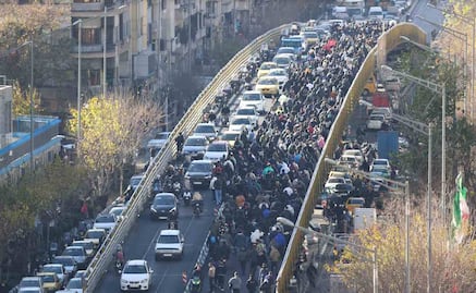 Manifestaciones en Irán dejan 2 policías muertos y 30 heridos; van 11 días de protestas