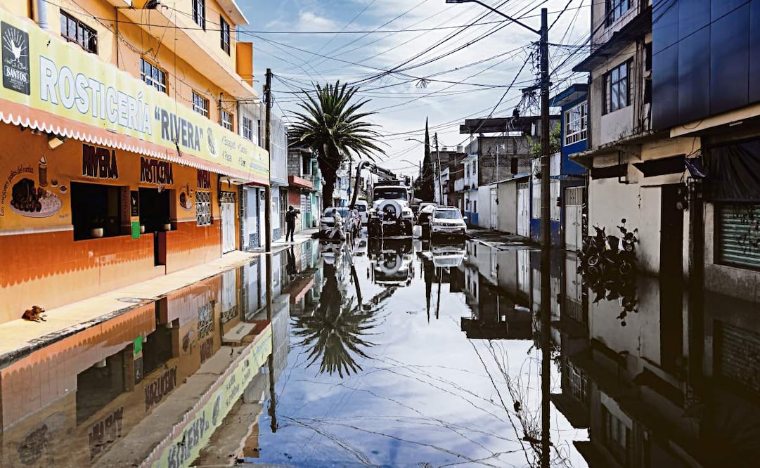 La Segiagua desplegó personal y vehículos tipo Vactor para apoyar en las labores de limpieza en las calles de la colonia Providencia. Foto Hugo Salvador/El Universal
