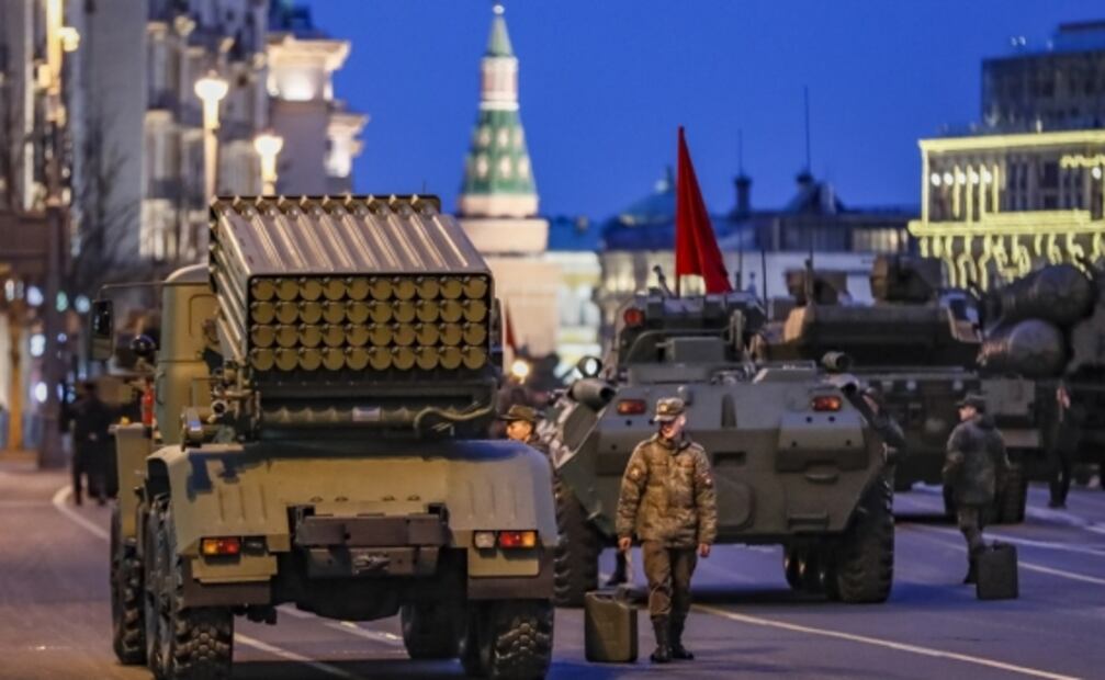 Plaza Roja acoge ensayo nocturno del desfile militar del Día de la Victoria