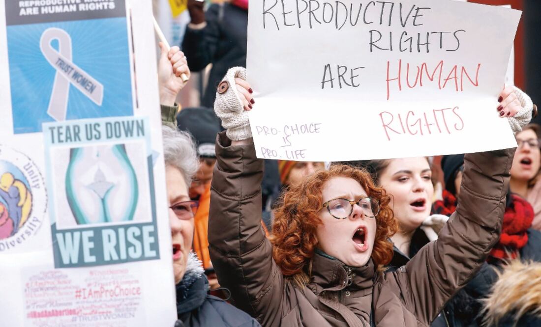 Opositoras a Donald Trump, mandatario electo de EU, se manifestaron ayer en Chicago, Illinois (KAMIL KRZACZYNSKI. REUTERS)