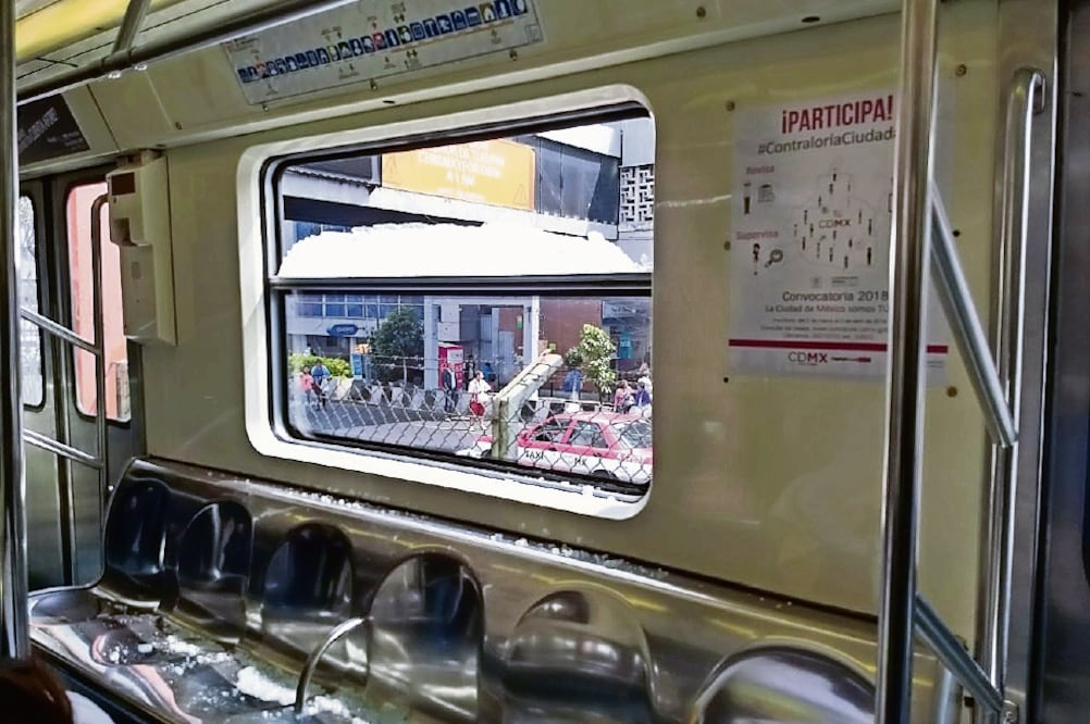 La roca fue arrojada con tal intensidad que reventó el cristal del vagón donde viajaba la mujer identificada como Mariana “N”. (ESPECIAL)