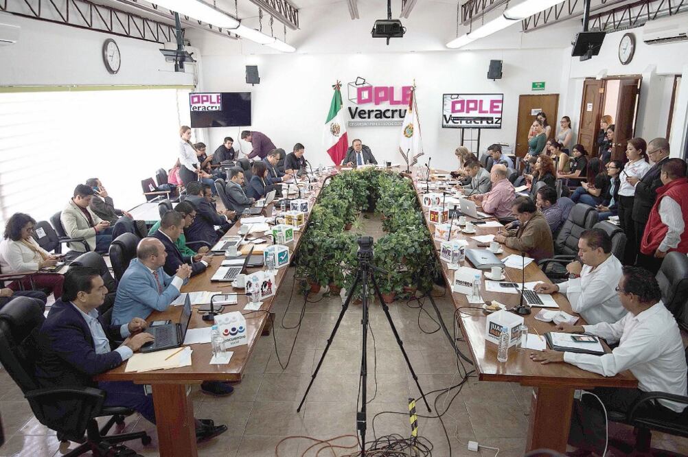 Ante la denuncia de Morena de que había un mayor número de boletas que de votantes, la autoridad electoral avaló la apertura de paquetes (KARLO REYES. EL UNIVERSAL)