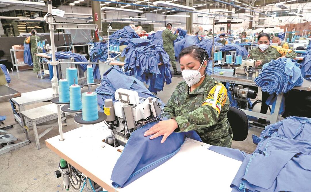 Militares confeccionan trajes para médicos y enfermeras que atienden a pacientes con Covid. Fotos: ADRIANA HERNÁNDEZ. EL UNIVERSAL