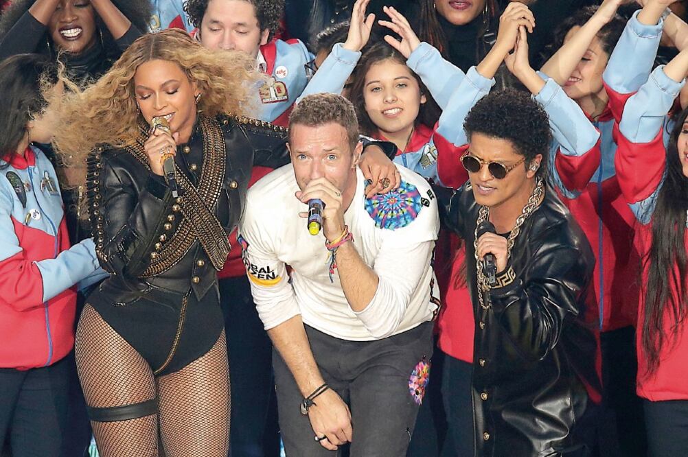 Beyoncé, Chris Martin (de Coldplay) y Bruno Mars, en un show de 11 minutos con el que celebraron los 50 años del Super Bowl ayer en California (AGENCIAS)
