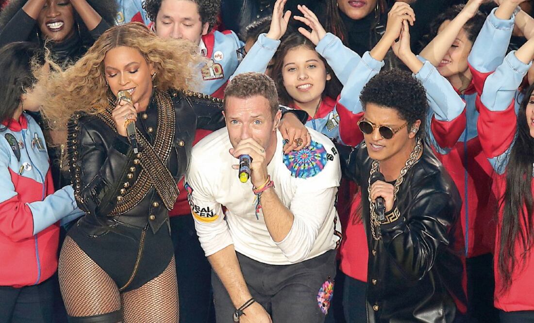 Beyoncé, Chris Martin (de Coldplay) y Bruno Mars, en un show de 11 minutos con el que celebraron los 50 años del Super Bowl ayer en California (AGENCIAS)