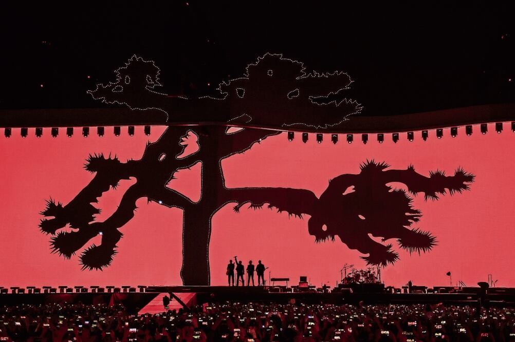 La gran pantalla ondulada de la producción mostró el gran árbol. (CHINO LEMUS. EFE)