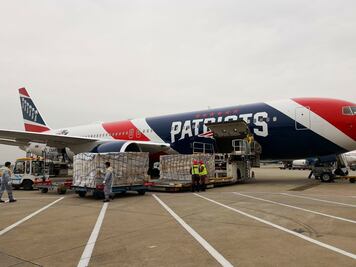 Los Patriots mandan su avión a China por 1.2 millones de cubrebocas