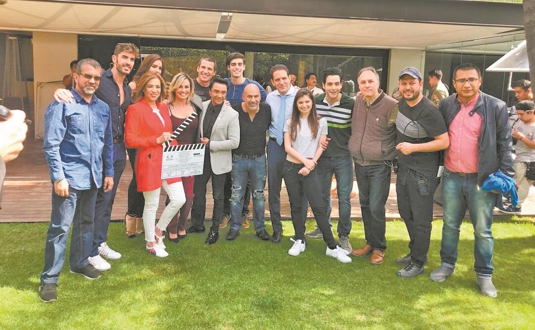 La productora y su elenco dieron ayer el pizarrazo de su historia. (TWITTER GENOVEVA MARTÍNEZ)
