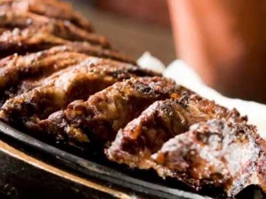 Aguascalientes: la carne tatemada es carne de puerco marinada con chiles y un mole, se utiliza el término tatemada por su significado en náhuatl: poner al fuego. 
