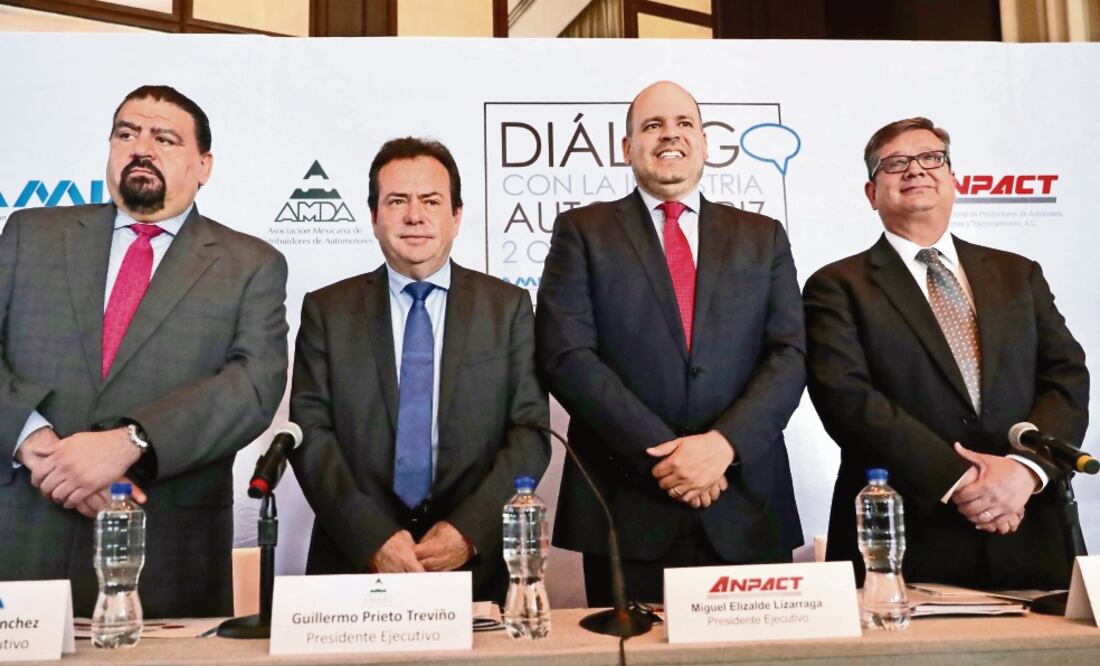 Eduardo Solís, de la AMIA; Guillermo Prieto Treviño, de la AMDA; Miguel Elizalde Lizárraga, de la ANPACT, y Óscar Albin Santos, de la INA (LUCÍA GODÍNEZ. EL UNIVERSAL.)