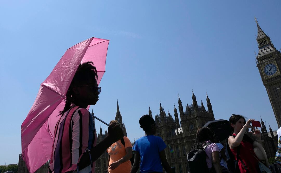 Lugareños por el puente de Westminster en Londres.