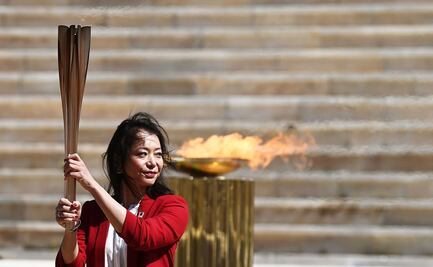 Japón recibe el fuego olímpico en ceremonia cerrada por Coronavirus