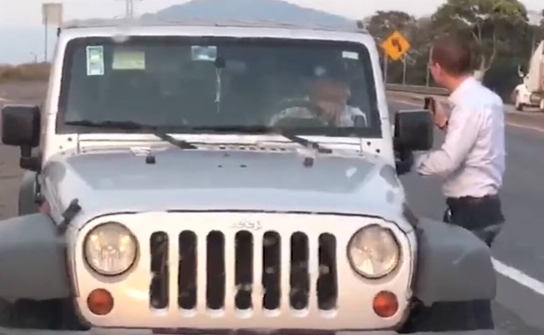 Momento en el que el precandidato de la coalición Por México al Frente, Ricardo Anaya increpa a trabajador del Cisen (TOMADA DE VIDEO)