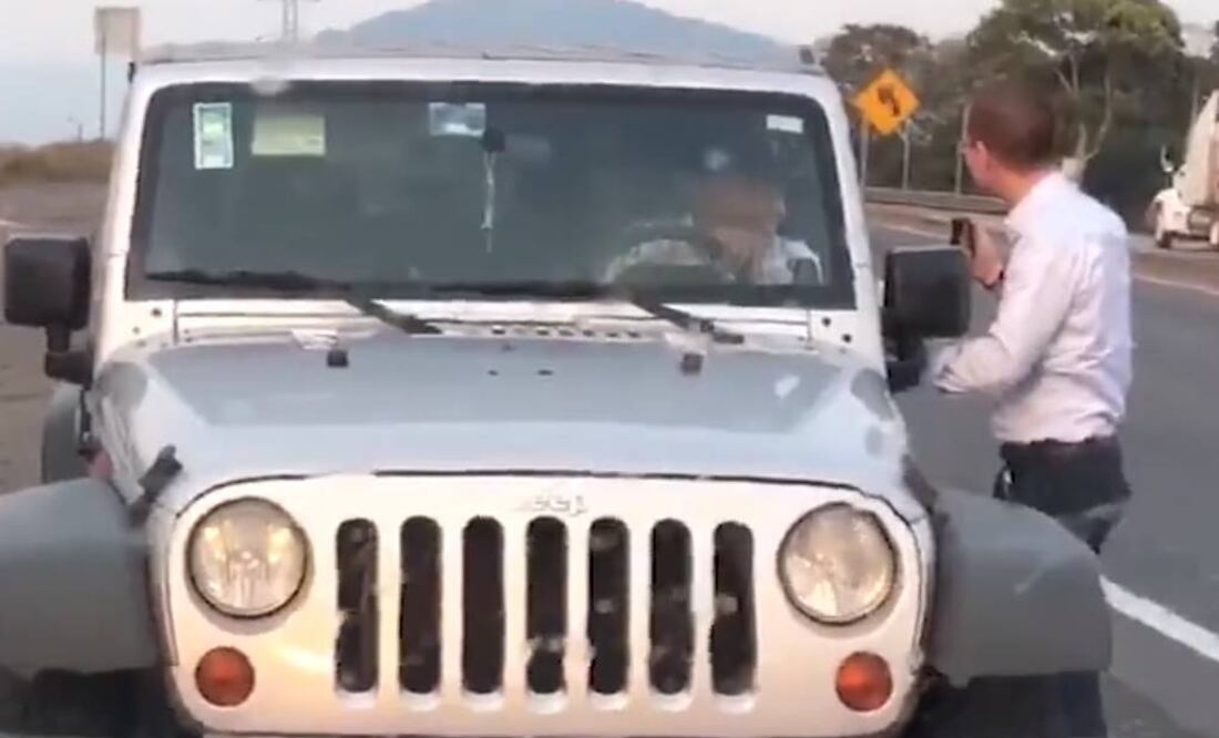 Momento en el que el precandidato de la coalición Por México al Frente, Ricardo Anaya increpa a trabajador del Cisen (TOMADA DE VIDEO)