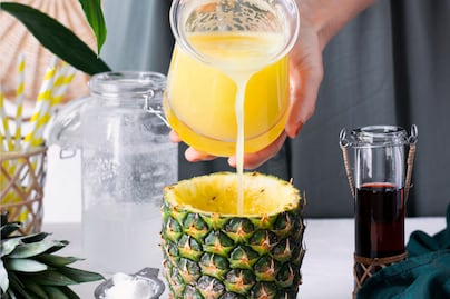 Cómo hacer agua con la cáscara de la piña