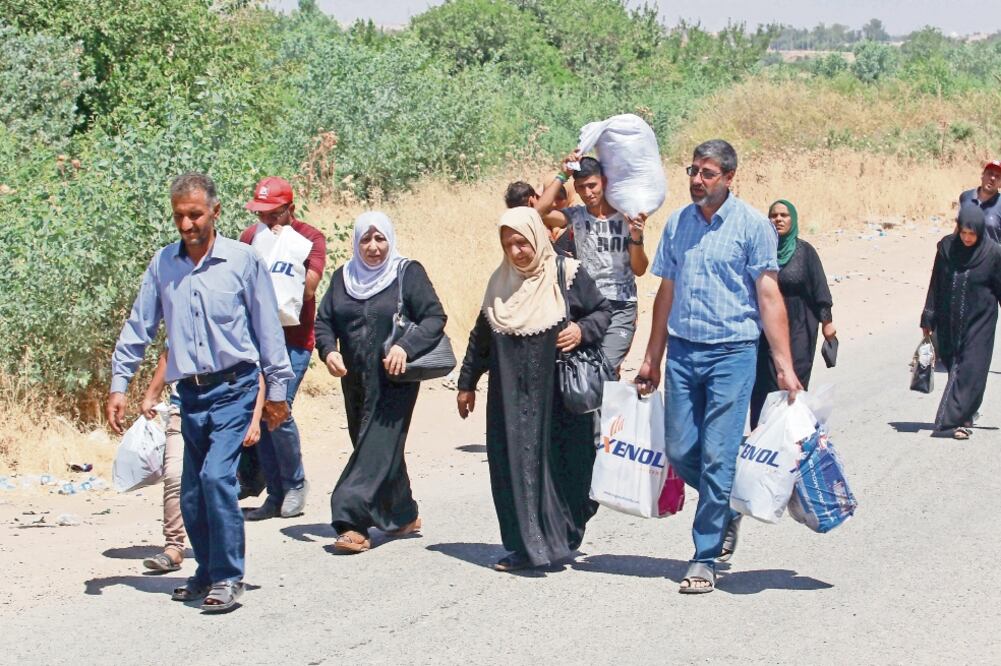 Iraquíes cruzan el puente flotante entre el este y el oeste de la ciudad de Mosul, bastión del Estado Islámico que el gobierno de Irak logró recuperar. (KHALID AL-MOUSILY. REUTERS)