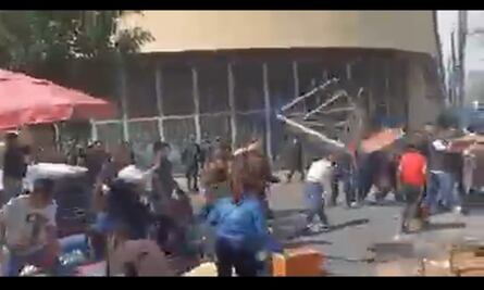 Video. Comerciantes y autoridades de Ecatepec se enfrentan y se arma un zafarrancho