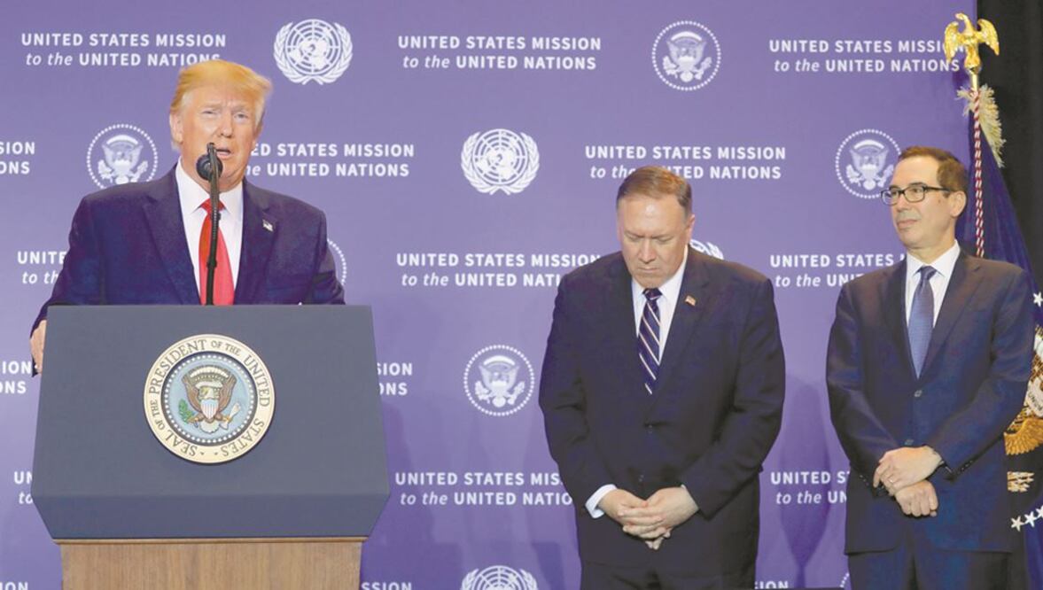 El presidente estadounidense, Donald Trump; el secretario de Estado, Mike Pompeo, y el secretario del Tesoro Steven Mnuchin, ayer en una conferencia de prensa en Nueva York en la que hablaron de las pesquisas con miras a un impeachment.JONATHAN ERNST. RE