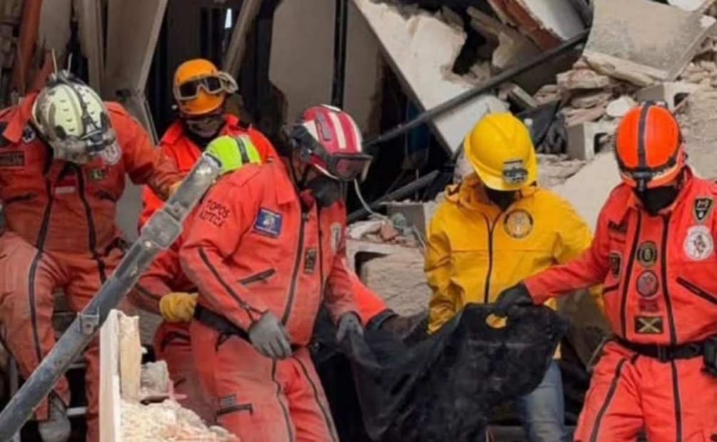 Los Topos Azteca siguen escarbando en Venezuela en busca de sobrevivientes y rescatando cuerpos luego de los terremotos del pasado 24 de junio. Foto: Especial