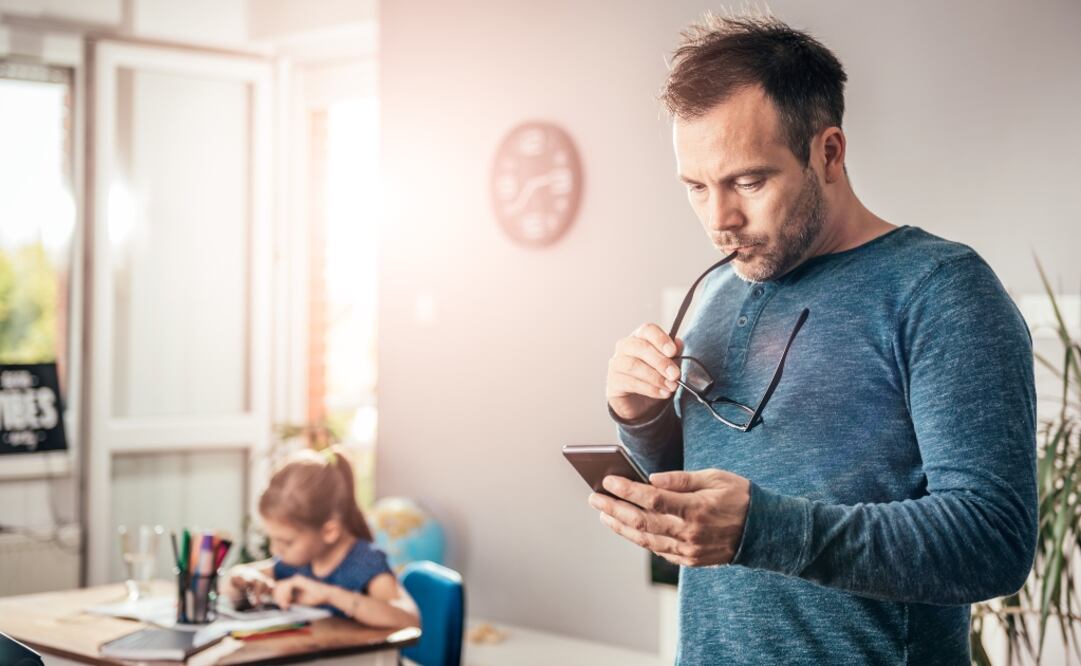 Controla a la distancia el contenido que ve tu hijo en su celular./ISTOCKPHOTO