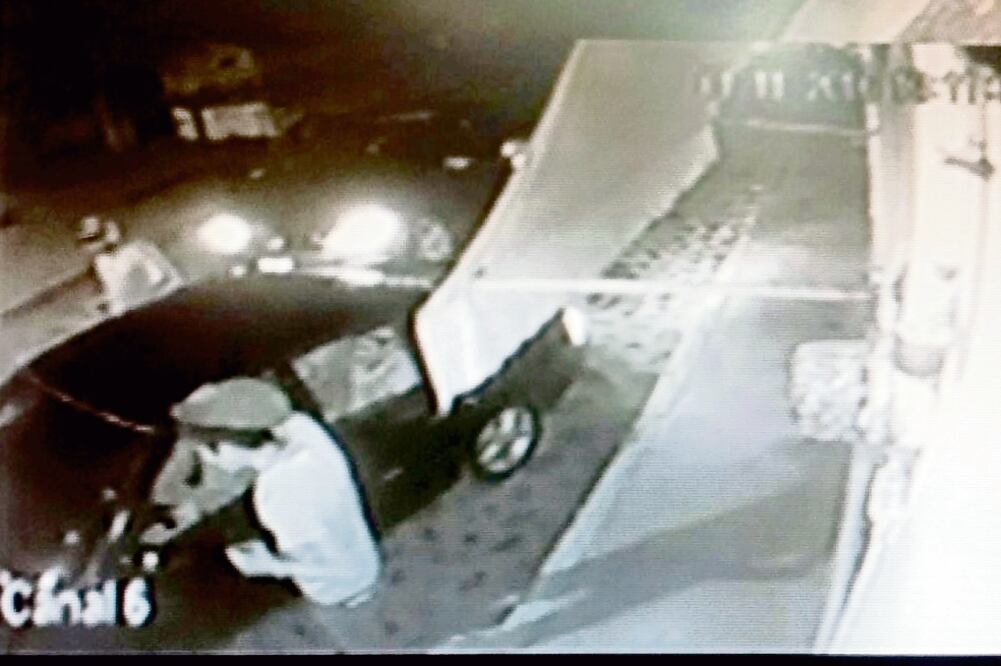 Imágenes del altercado evidencian que uno de los agresores discutió con los alumnos de la Preparatoria 4 de Jojutla, tras un choque vehicular. (FOTO: ESPECIAL)