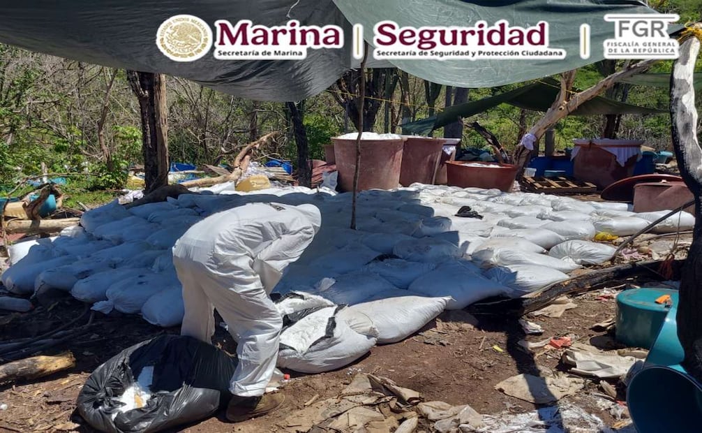 La Marina Armada, la FGR y la SSPC inhabilitaron tres laboratorios clandestinos ligados a “Los Chapitos”, en la comunidad de Corralejo, Sinaloa, en los que había 16 mil 350 kilogramos de aparente metanfetamina, 4 mil 350 litros de precursores y 5 mil 700 kilogramos de sustancias sólidas. Foto: Semar