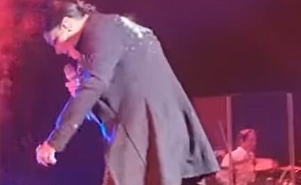 Así reaccionó Yuridia luego de que le lanzaran un teléfono en pleno escenario 