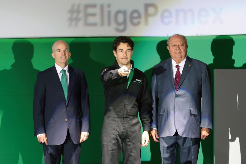 José Antonio González Anaya, director general de Pemex; Sergio “Ch eco” Pérez, piloto de Fórmula 1, y Carlos Romero Deschamps, líder del sindicato pet ro le ro, durante el relanzamiento de la marca Pemex (JUAN CARLOS REYES. EL UNIVERSAL)