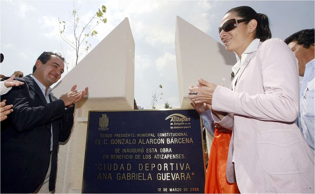 Ana Gabriela Guevara en la develación de su placa en la Unidad Deportiva de Atizapán