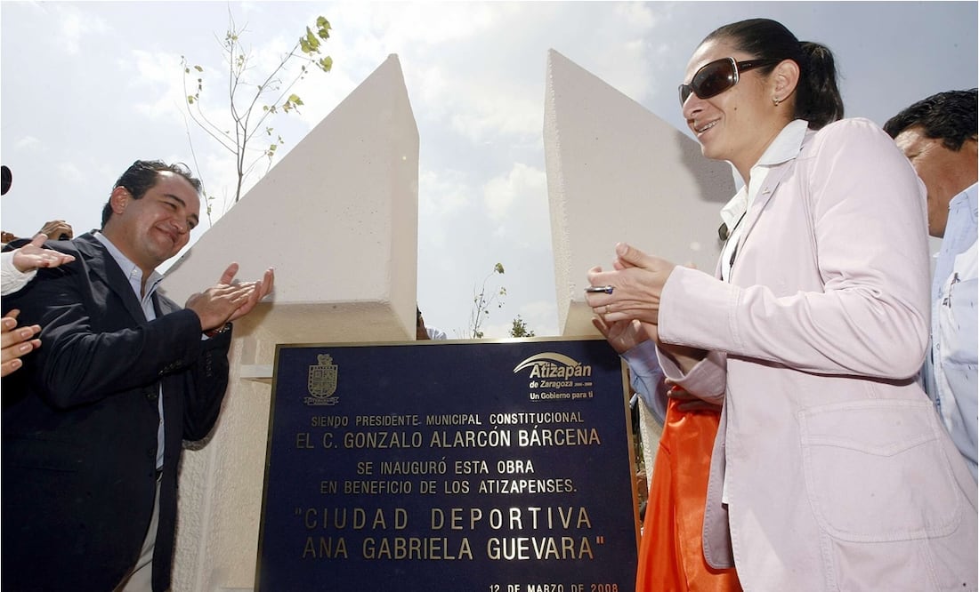 Ana Gabriela Guevara en la develación de su placa en la Unidad Deportiva de Atizapán